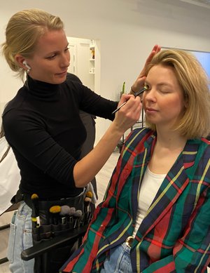Touch up av makeup inför Malla Swedensvisning på Oxhallarna i Helsingborg