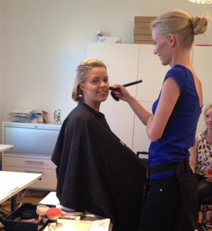Makeup & flätning av skägg inför fotografering på Sofiero i Helsingborg
