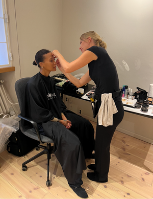 Touch up av makeup inför Malla Swedensvisning på Oxhallarna i Helsingborg